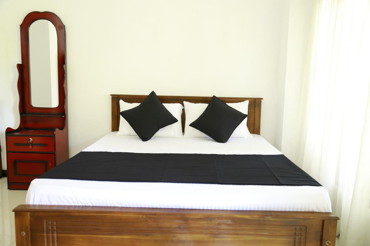 Хостел Layback Boutique Surf & Yoga Camp Sri Lanka Велигама Экстерьер фото